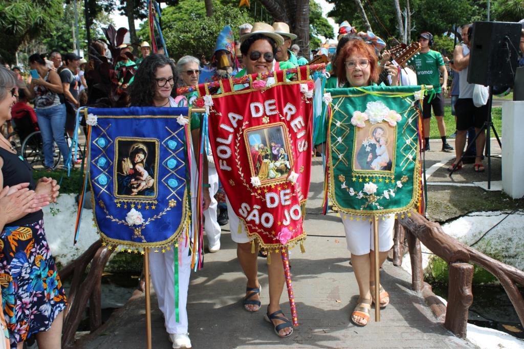Encontro de Grupos Folclóricos em Pindamonhangaba: Uma Celebração da Cultura Popular Encontro de Grupos Folclóricos em Pindamonhangaba: Uma Celebração da Cultura Popular