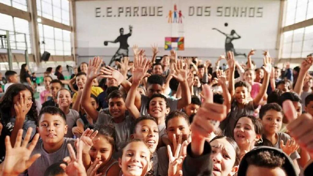 Escola do Litoral Paulista Recebe Prêmio Mundial e Inspira Novo Modelo Educacional em SP Escola do Litoral Paulista Recebe Prêmio Mundial e Inspira Novo Modelo Educacional em SP