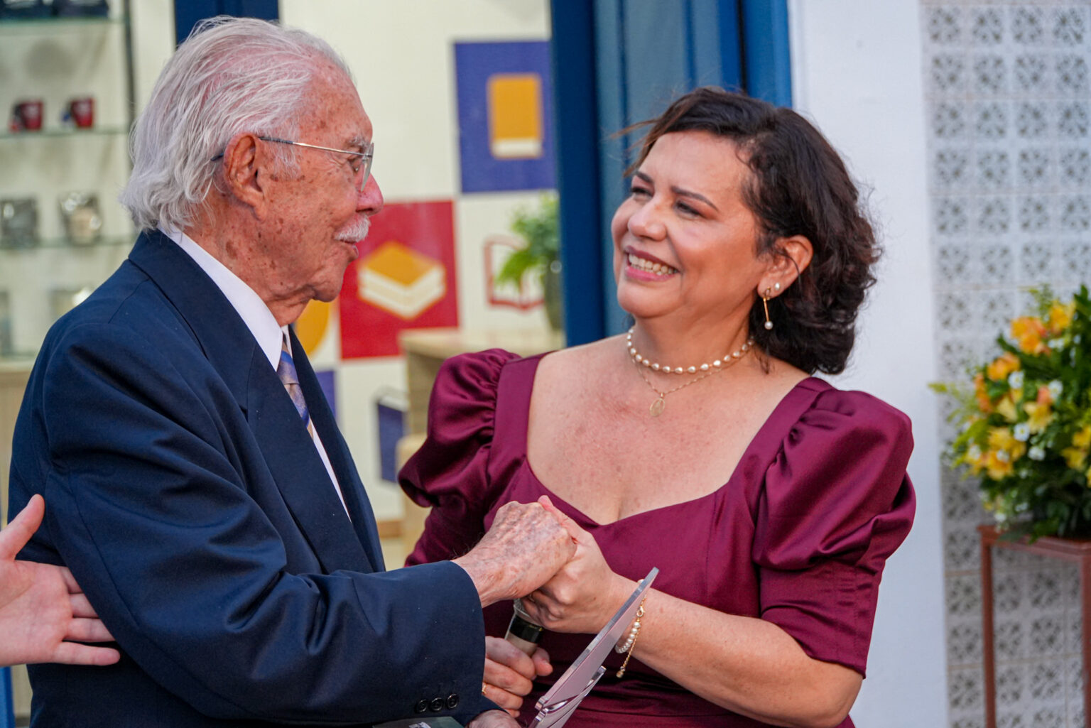 Professora da Uema Lança Livro sobre Literatura Maranhense e o Mar com Presença de José Sarney Professora da Uema Lança Livro sobre Literatura Maranhense e o Mar com Presença de José Sarney