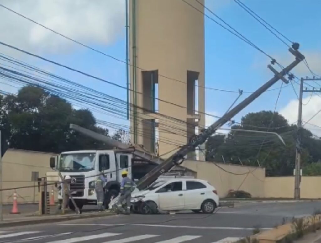 Acidente em São Luís: Carro colide com poste de energia na MA-201 Acidente em São Luís: Carro colide com poste de energia na MA-201