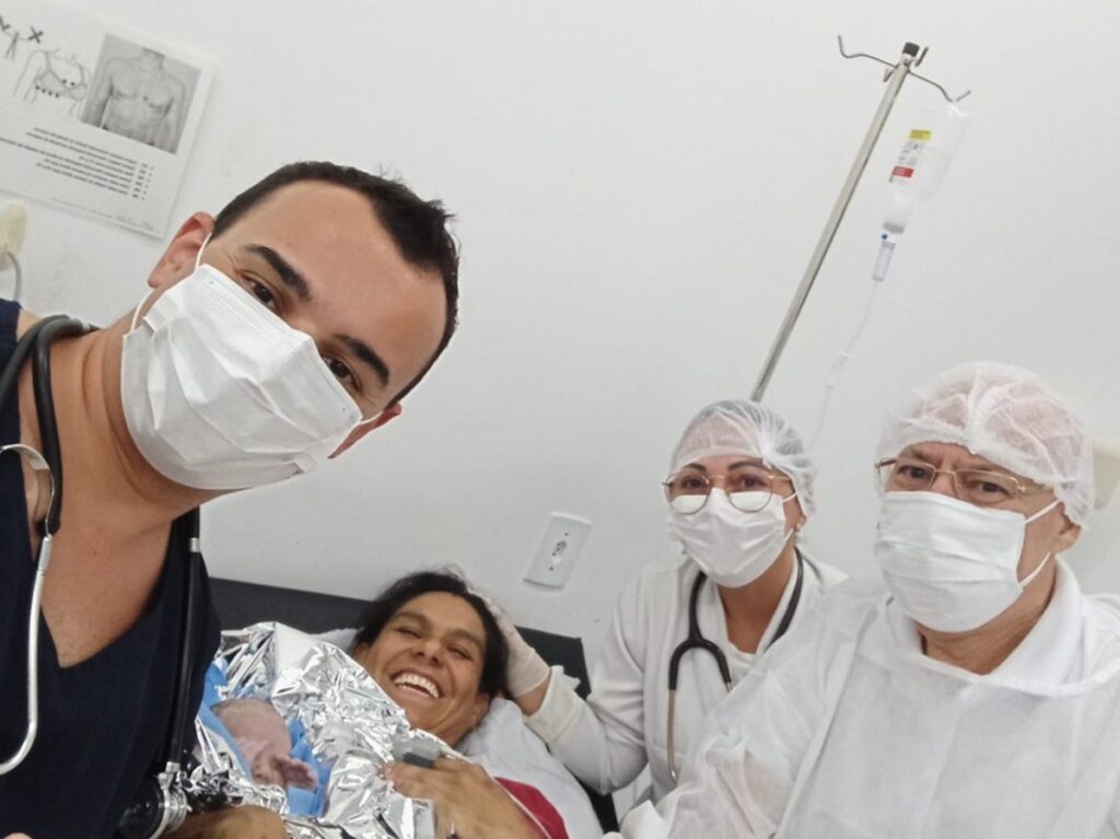 Bebê é batizado com nome do médico que o auxiliou durante o parto em Blumenau