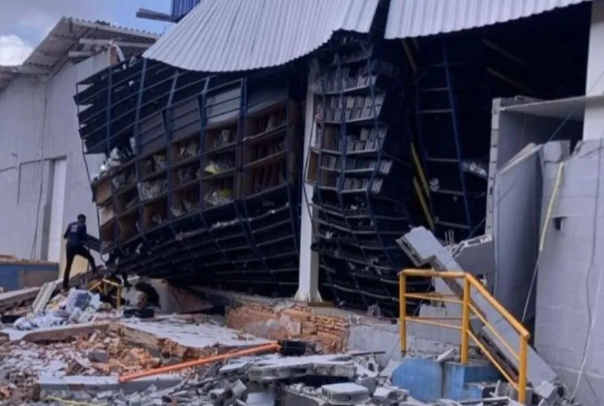 Desabamento de Muro em Armazém na BR-135: Acidente Deixa Ferido em São Luís Desabamento de Muro em Armazém na BR-135: Acidente Deixa Ferido em São Luís