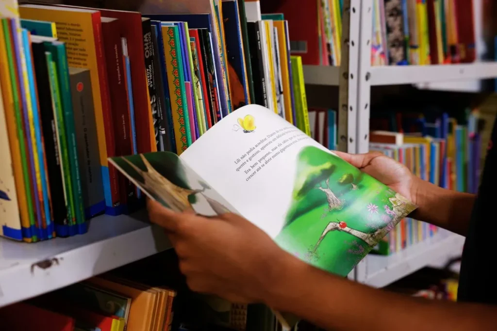 Educação no Brasil: Um Panorama Histórico e Desafios Contemporâneos Educação no Brasil: Um Panorama Histórico e Desafios Contemporâneos