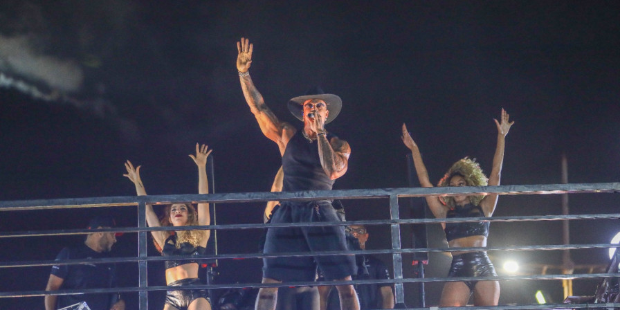 Léo Santana agradece o calor dos foliões em São Luís durante pré-carnaval Léo Santana agradece o calor dos foliões em São Luís durante pré-carnaval