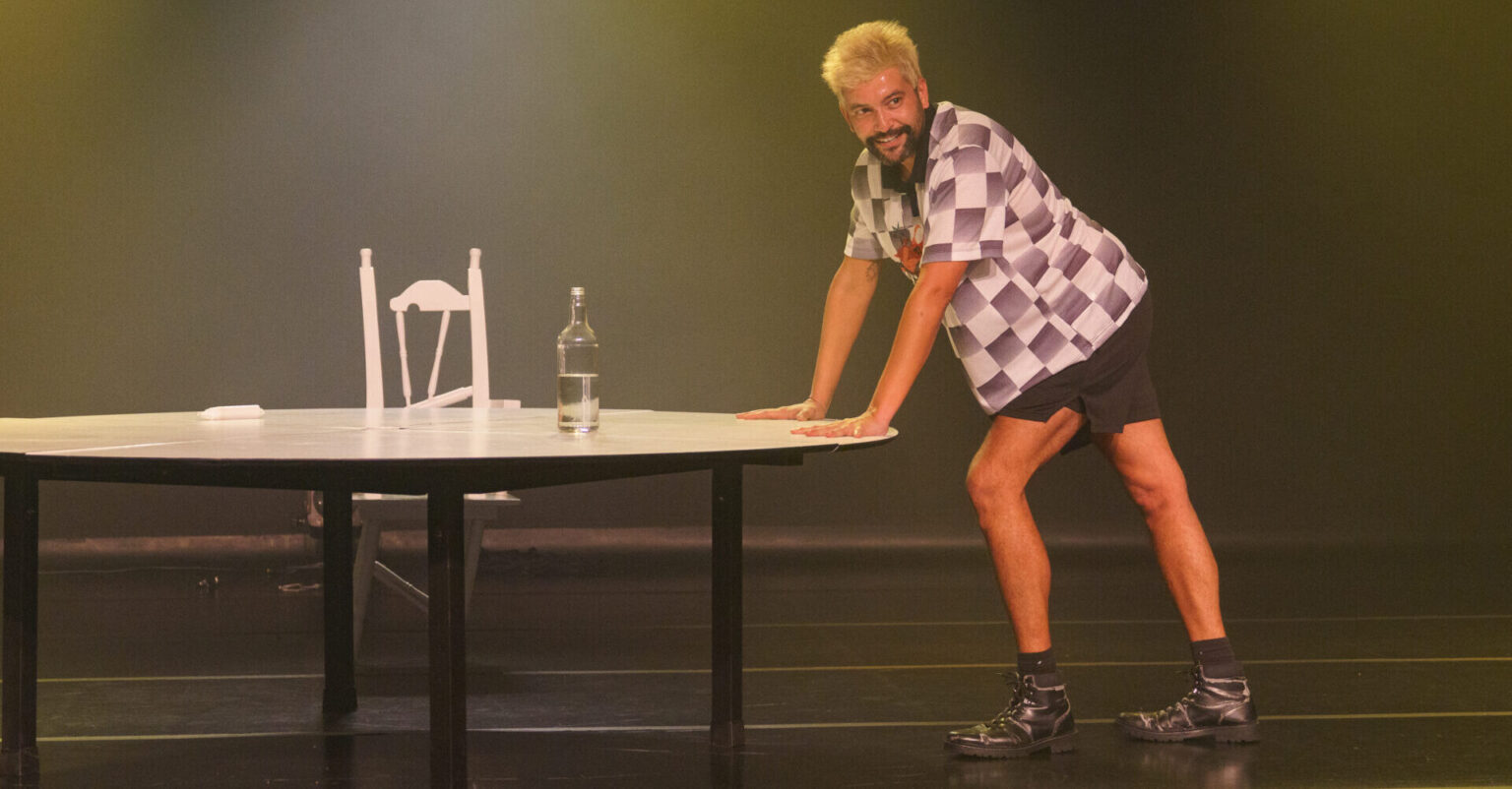 Monólogo ‘Aqui, Agora, Todo Mundo’ Aborda Saúde Mental e Comunidade LGBT+ no Teatro Sérgio Cardoso Monólogo 'Aqui, Agora, Todo Mundo' Aborda Saúde Mental e Comunidade LGBT+ no Teatro Sérgio Cardoso