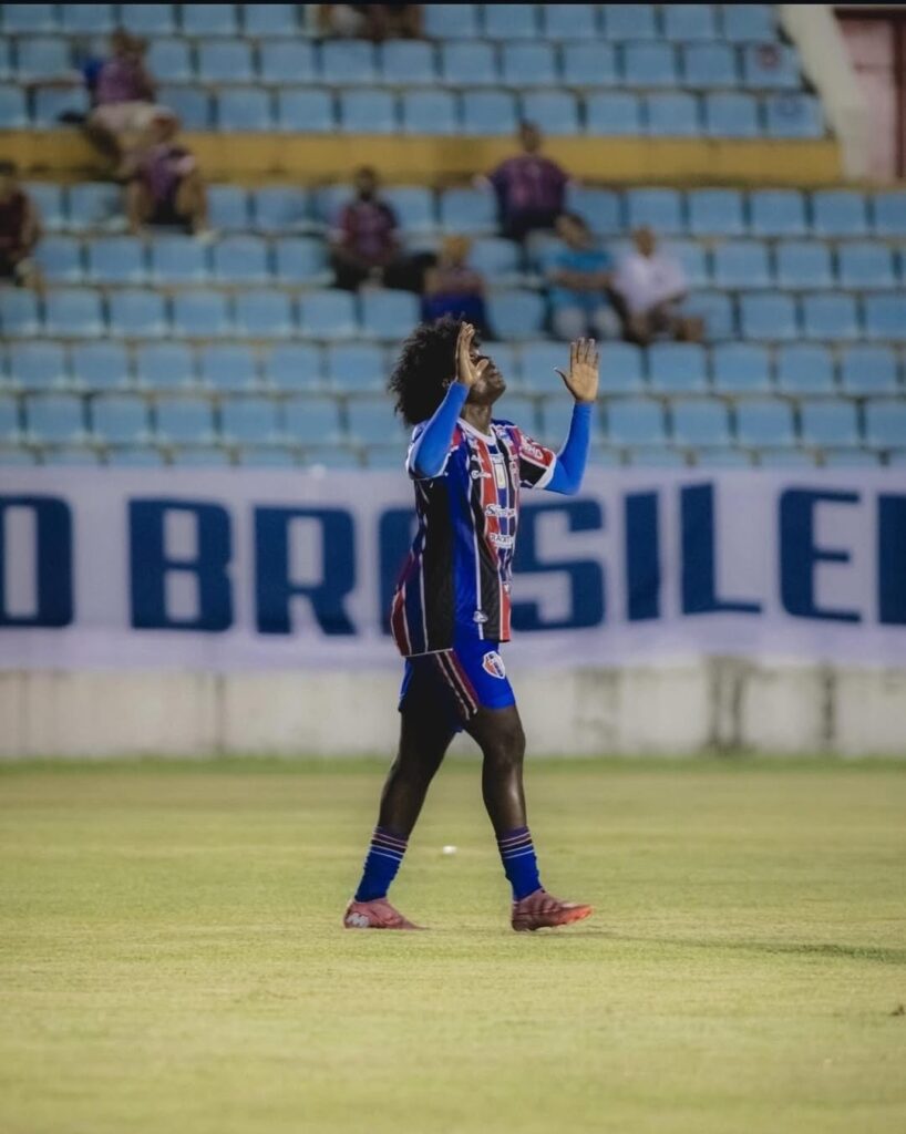 Vagalume Fortalece a Liderança do MAC Antes do Duelo com o Sampaio Vagalume Fortalece a Liderança do MAC Antes do Duelo com o Sampaio