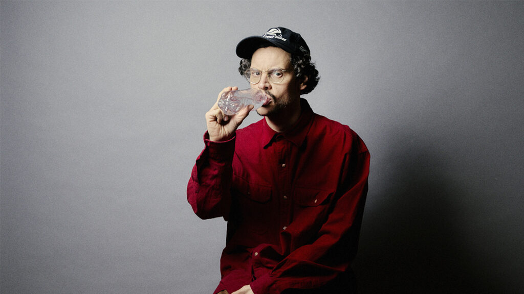 A Língua do Fogo: Vinícius de Souza Encena Identidade e Memória no Teatro de Bolso A Língua do Fogo: Vinícius de Souza Encena Identidade e Memória no Teatro de Bolso