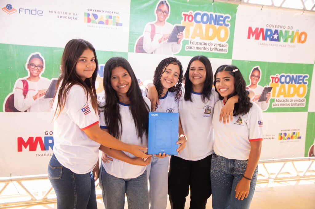 Conecta Barreirinhas: 1.400 Tablets Entregues a Alunos da Rede Estadual Conecta Barreirinhas: 1.400 Tablets Entregues a Alunos da Rede Estadual