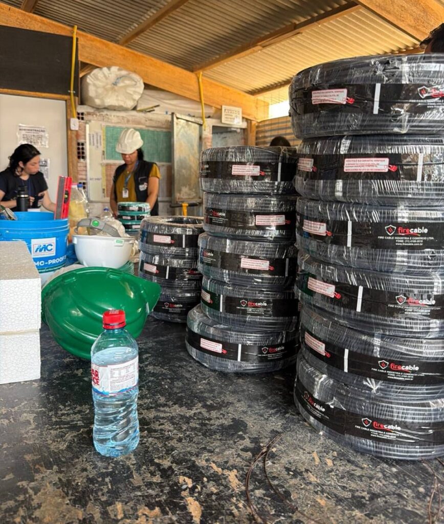 Fiscalização apreende mais de 20 km de fios irregulares em obra na Grande Ilha