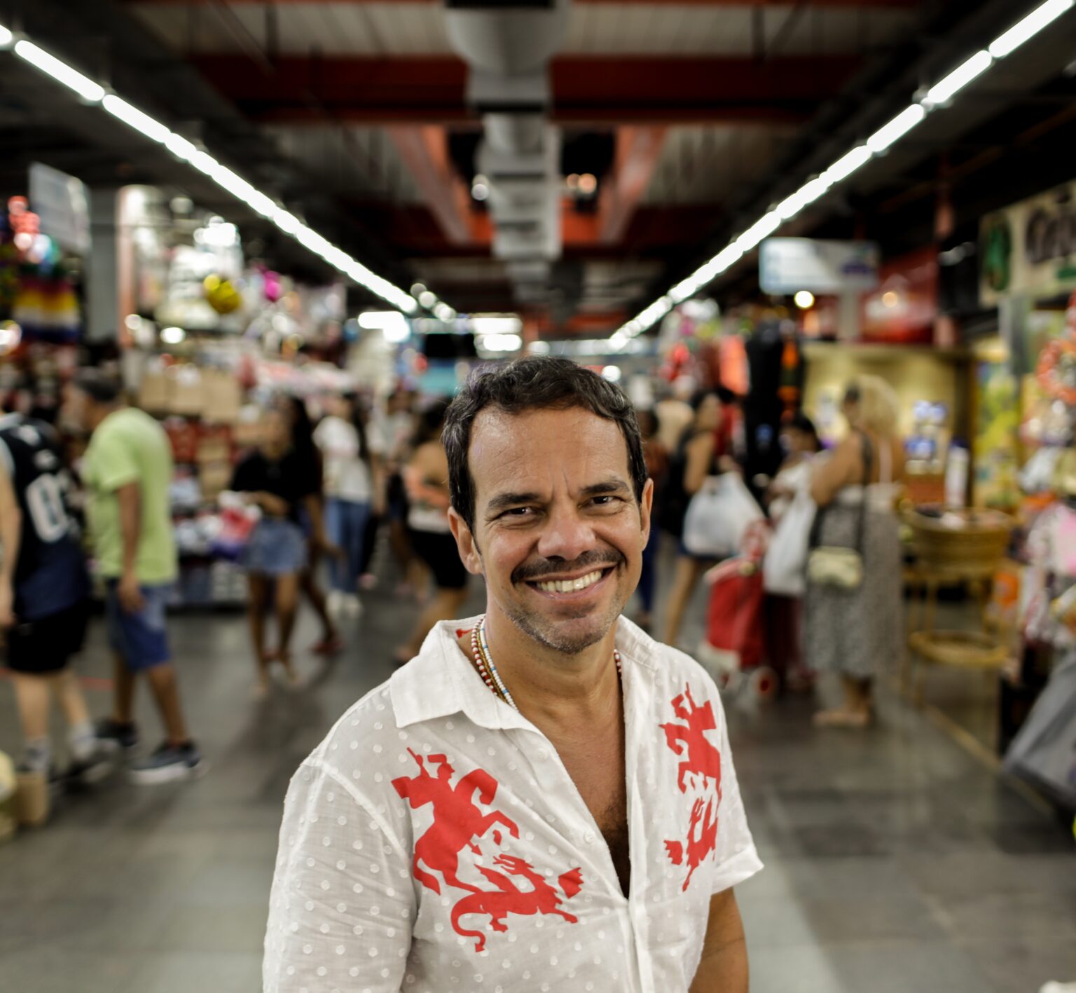 Marcelo Moutinho Retorna ao Conto Com ‘Gentinha’: Uma Reflexão Sobre o Cotidiano Carioca Marcelo Moutinho Retorna ao Conto Com 'Gentinha': Uma Reflexão Sobre o Cotidiano Carioca