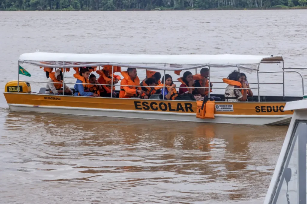 Transporte Escolar Fluvial: Acesso à Educação e Transformação em Comunidades Ribeirinhas