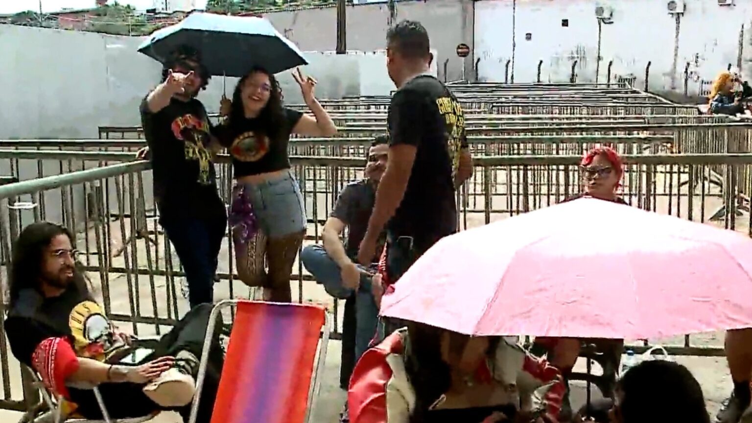 Fãs Formam Longas Filas e Enfrentam Chuva para Show do Guns N' Roses em São Luís