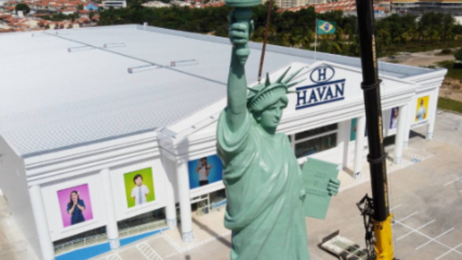 MP Processa Havan e Município de São Luís por Irregularidades em Estátua Publicitária