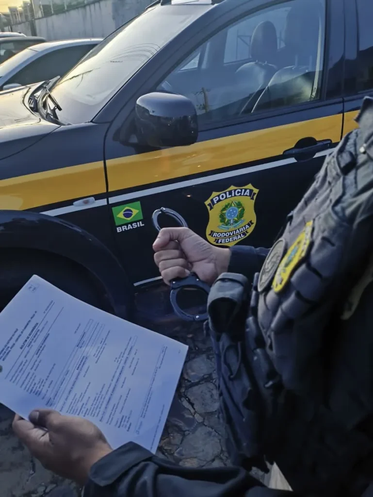 PRF Captura Foragido em Ônibus na BR-316: Ação Estratégica em Picos, PI