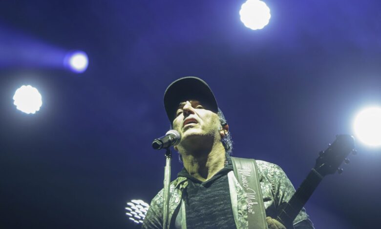 Zeca Baleiro Celebra 60 Anos de Música com Coletânea Imperdível Zeca Baleiro Celebra 60 Anos de Música com Coletânea Imperdível