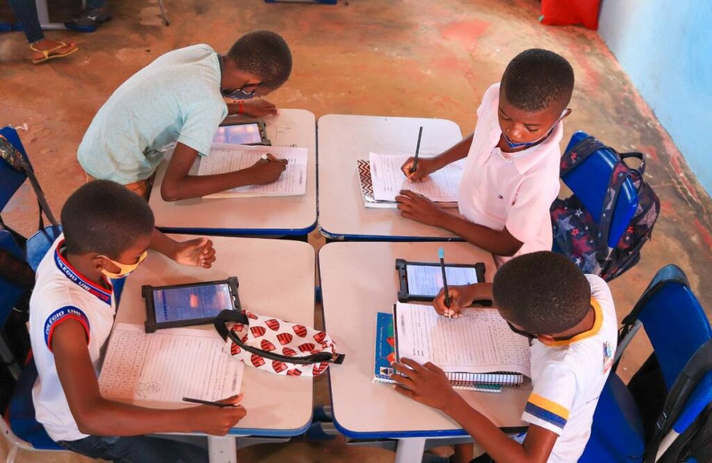 Conectividade nas Escolas: Brasil Atinge 72%, Mas Disparidades Regionais Persistem