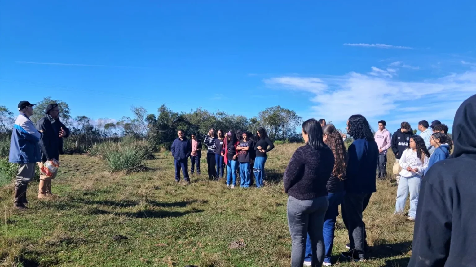 Estudantes de Pinheiro Machado vivenciam aula de campo em pontos históricos e turísticos Estudantes de Pinheiro Machado vivenciam aula de campo em pontos históricos e turísticos