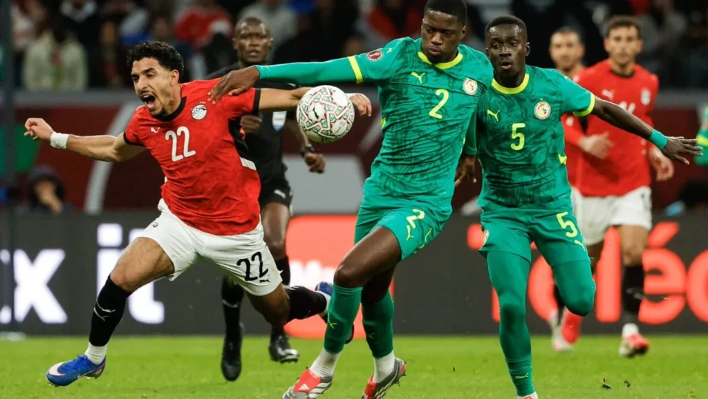 Mamadou Sarr, filho de herói de 2002, busca repetir feito histórico de Senegal contra a França na Copa do Mundo Mamadou Sarr, filho de herói de 2002, busca repetir feito histórico de Senegal contra a França na Co