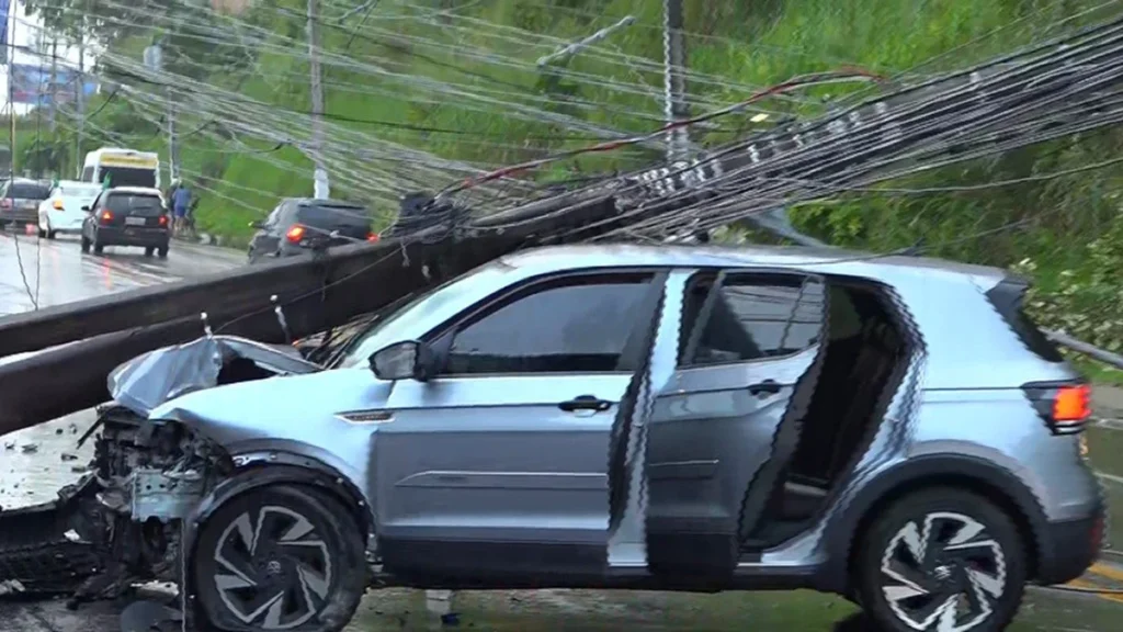 Carro bate em poste e provoca lentidão no trânsito da Avenida Leste-Oeste em Maceió