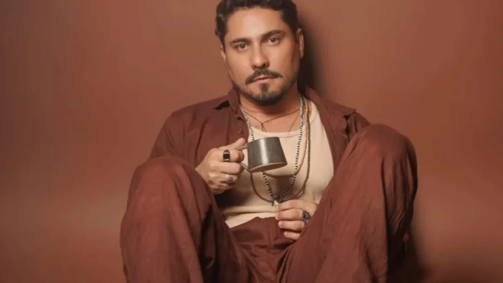 Yuri Carvalho celebra Gonzaguinha em estreia no Teatro Alberto Maranhão